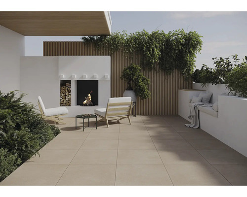 Terasa s podlahovými dlaždicemi, krbem a venkovním posezením.