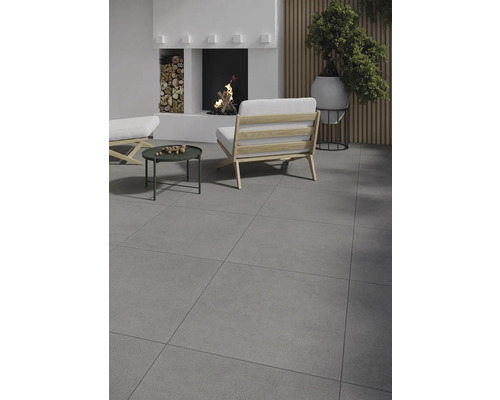 Světlý obývací pokoj s krbem, posezením a dlažbou