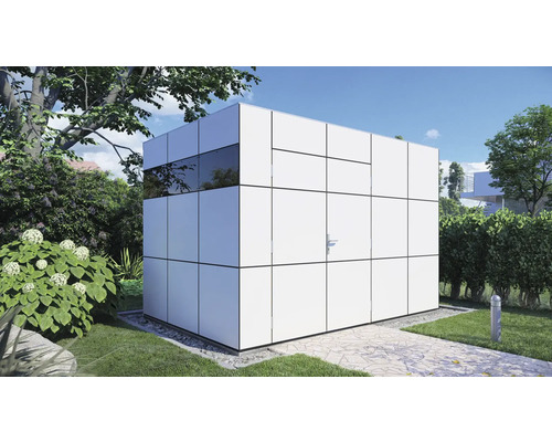 Zahradní domek s oknem a dveřmi na zahradě