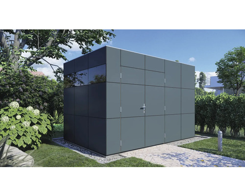 Moderní zahradní box z kovu s oknem a dveřmi na zahradě