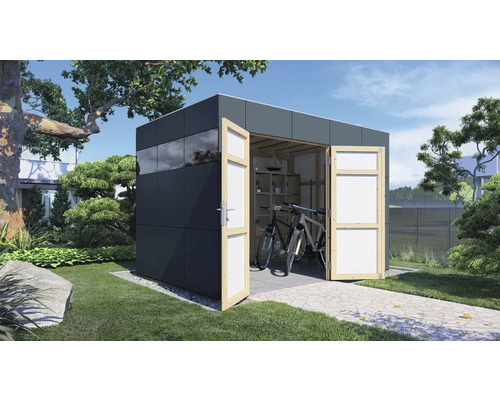 Zahradní domek s otevřenými dveřmi, uvnitř jsou kola a police