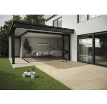 Exteriér domu s terasou, grilem a otevřeným obytným prostorem