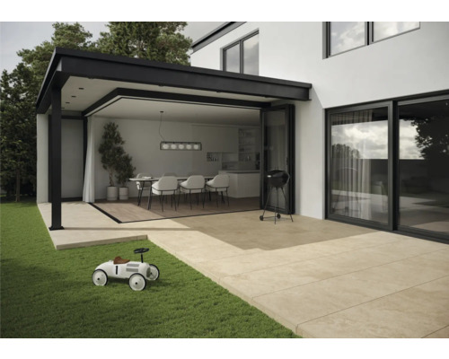 Exteriér domu s terasou, grilem a otevřeným obytným prostorem