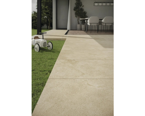 Exteriér s kamennou dlažbou, trávníkem a autíčkem