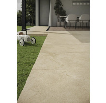 Terasa s kamennými dlaždicemi, trávníkem a autíčkem.