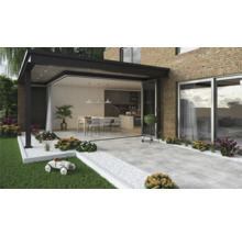 Terasa s dlažebními kostkami, zahradním nábytkem, grilem a pergolou