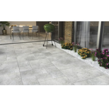 Terasa s grilem, posezením a dlaždicemi