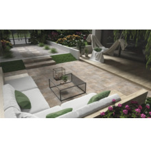 Terasa s kamennými deskami, zahradním nábytkem a výsadbou pro relaxační venkovní prostor.