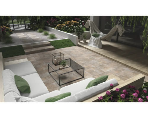 Terasa s kamennými deskami, zahradním nábytkem a výsadbou pro relaxační venkovní prostor.