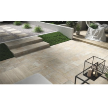 Terasa s kamennými schody a rostlinami