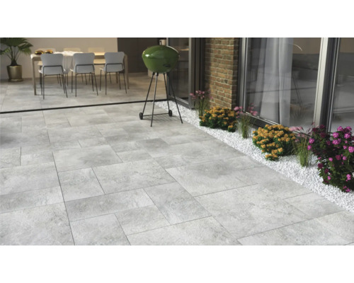 Terasa s kamennými dlaždicemi, grilem a posezením