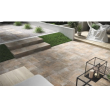 Terasa s kamennými schody, zahradními chodníkovými dlaždicemi a posezením