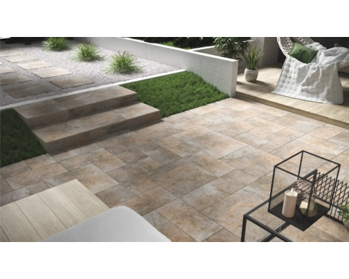 Terasa s kamennými schody, zahradními chodníkovými dlaždicemi a posezením