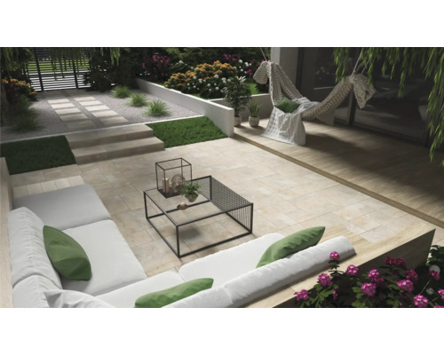 Terasa se zahradním nábytkem, kamennou dlažbou a dekorativními prvky