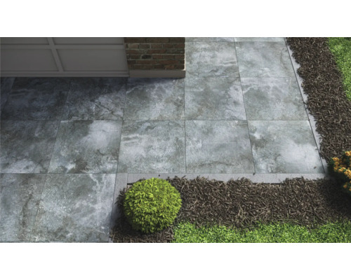 Zahrada se šedými terasovými dlaždicemi, okrasným štěrkem a rostlinami