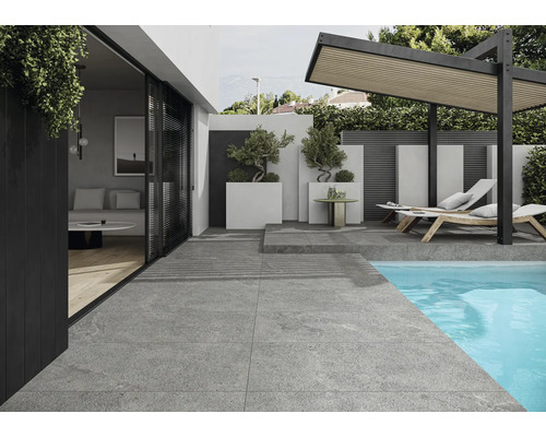 Venkovní prostor s bazénem, dlažbou, lehátky a pergolou