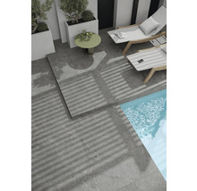 Terasa se šedou dlažbou, bazénem a lehátky