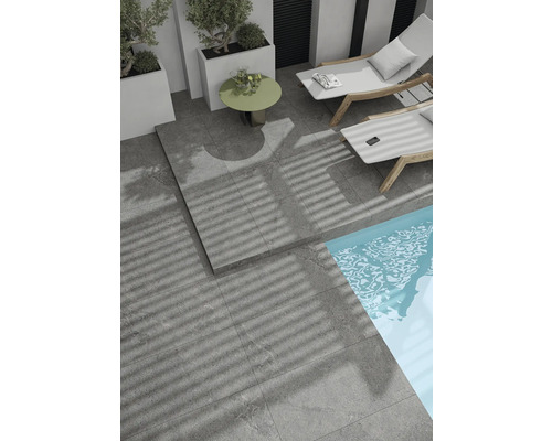 Terasa se šedou dlažbou, bazénem a lehátky