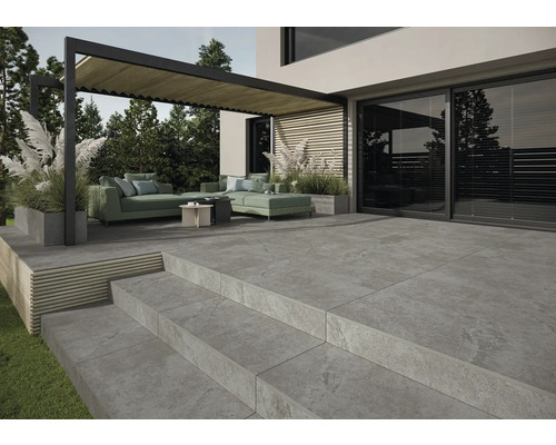 Terasa s dlaždicemi, pergolou a posezením