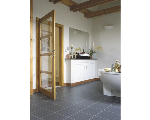 Koupelna s vanou, umyvadlem a dřevěnými dveřmi se skleněnými vložkami