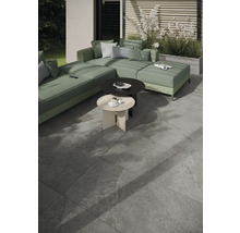 Terasa s velkou pohovkou a odkládacími stolky