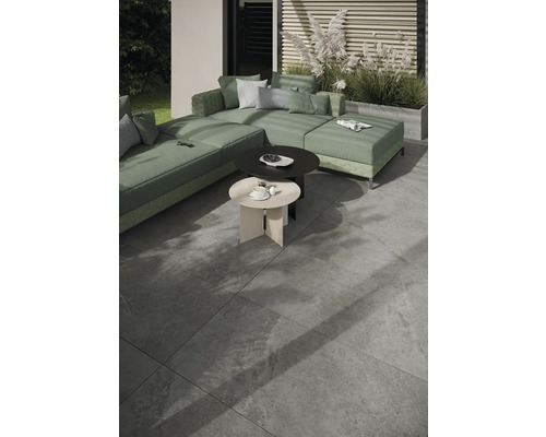 Terasa s velkou pohovkou a odkládacími stolky