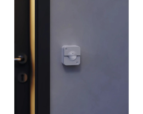 Pohybový senzor pro montáž na stěnu vedle dveří