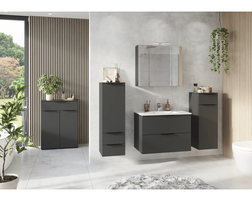 Koupelna s umyvadlem, zrcadlovou skříňkou a vysokou skříňkou v moderním designu