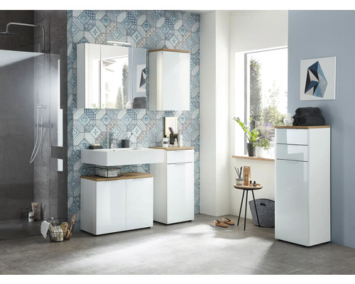 Koupelna se umyvadlem, zrcadlovou skříňkou, závěsnou skříňkou a vysokou skříňkou ve světlém designu