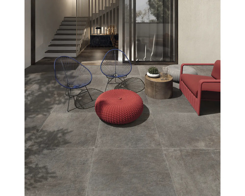 Terasa s nábytkem a podlahovými dlaždicemi