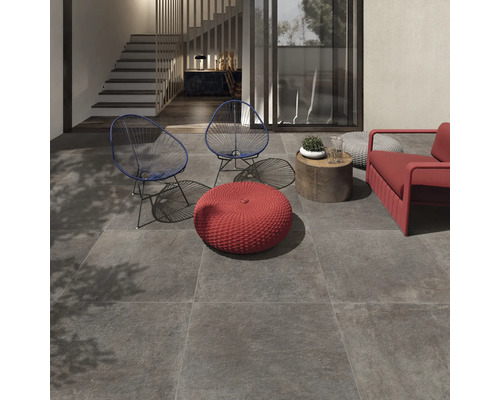 Terasa s podlahovými dlaždicemi, posezením a schodištěm