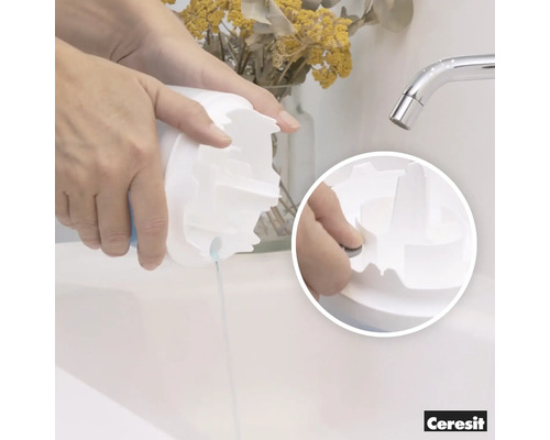 Osoba vylévá lahvičku čističe odpadů do umyvadla s logem Ceresit.