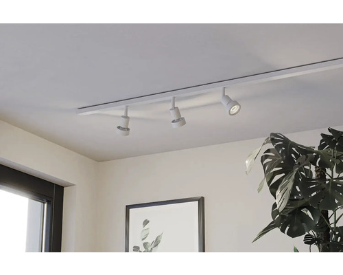 Stropní svítidlo se třemi bodovými světly v obývacím pokoji.