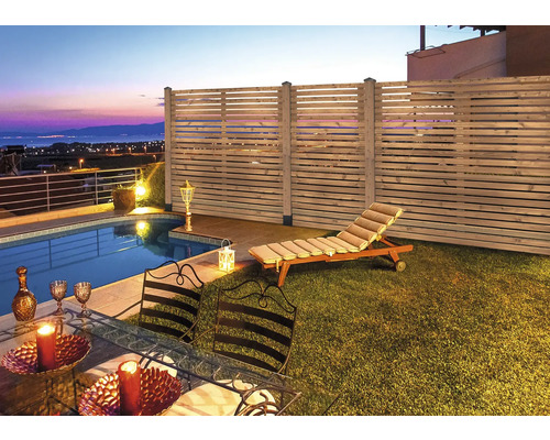 Zahrada s bazénem, dřevěná zástěna a lehátko