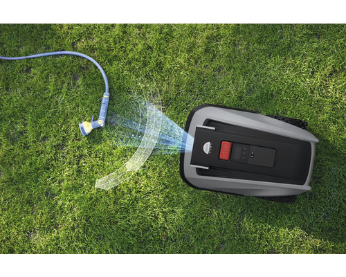 Robotická sekačka na trávníku s připojením hadice