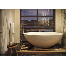 Volně stojící vana na dřevěném roštu v koupelně s oknem a žaluziemi