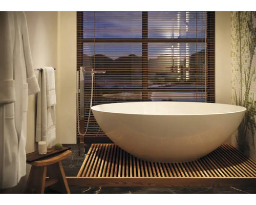 Volně stojící vana na dřevěném roštu v koupelně s oknem a žaluziemi