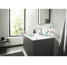 Koupelna s umyvadlem, zrcadlem a oknem