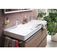 Moderní koupelna s dvojitým umyvadlem, bateriemi a ručníky