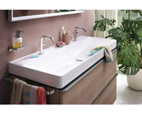 Moderní koupelna s dvojitým umyvadlem, bateriemi a ručníky