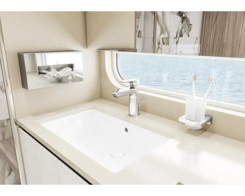 Moderní koupelna s umyvadlem, vodovodní baterií a dávkovačem mýdla