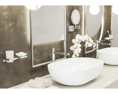 Moderní koupelna s umyvadly na desku, zrcadlem a vodovodní baterií