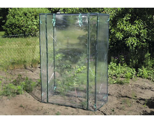 Malý plastový skleník na zahradě