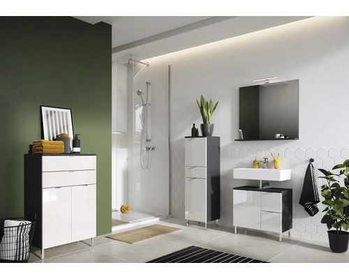 Koupelna se sprchou, umyvadlem, zrcadlovou skříňkou a vysokou skříňkou v moderním designu