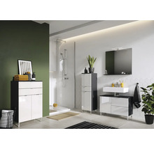 Světlá koupelna se sprchou, umyvadlem a koupelnovým nábytkem v moderním designu