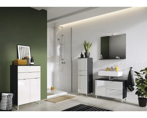 Světlá koupelna se sprchou, umyvadlem a koupelnovým nábytkem v moderním designu