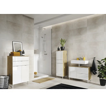 Koupelna se sprchou, umyvadlem a koupelnovým nábytkem ve světlém designu