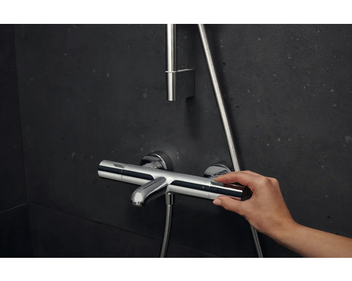 Nástěnný sprchový termostat s rukou pod kohoutkem