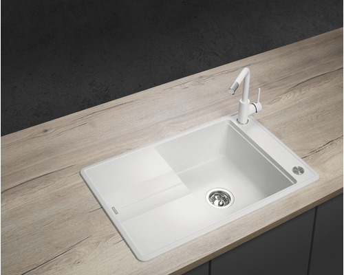 Kompozitový dřez s odkapávací plochou a vodovodní baterií na pracovní desce