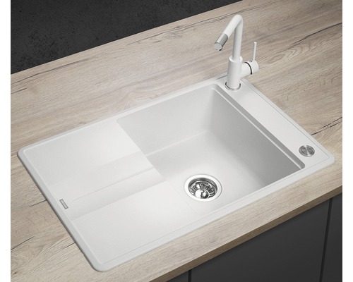 Kamenný dřez s odkapávací plochou a armaturou na pracovní desce